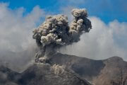 Eruption du volcan Sangeang Api 80 Jours voyages