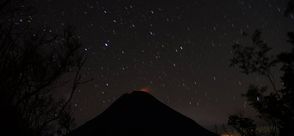 Volcan Soputan éclairé par la Lune (Indonésie)