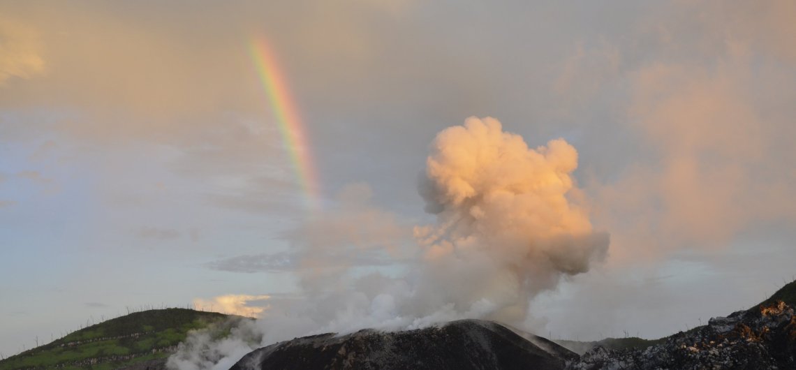 Arc en ciel sur le volcan Ibu en Indonésie